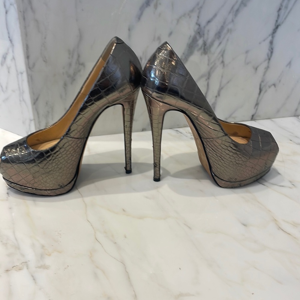 AUTHENTIC GIUSEPPE ZANOTTI - beautiful croc chrome color - wears as a size 6